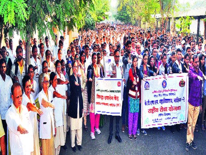 Modern Hirkani: After the husband, the children of AIDS-affected children should be nurtured. | आधुनिक हिरकणी : पतीच्या पश्चात एड्सबाधित मुलांचे निगुतीने संगोपन एकला चलो रे.... Modern Hirkani: After the husband, the children of AIDS-affected children should be nurtured. | आधुनिक हिरकणी : पतीच्या पश्चात एड्सबाधित मुलांचे निगुतीने संगोपन एकला चलो रे....