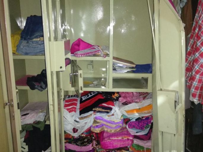 Armed robbery at Paras; one lakh 20 thousand rupees | अकोला जिल्ह्यातील पारस येथे सशस्त्र दरोडा; एक लाख २० हजारांचा ऐवज लंपास Armed robbery at Paras; one lakh 20 thousand rupees | अकोला जिल्ह्यातील पारस येथे सशस्त्र दरोडा; एक लाख २० हजारांचा ऐवज लंपास