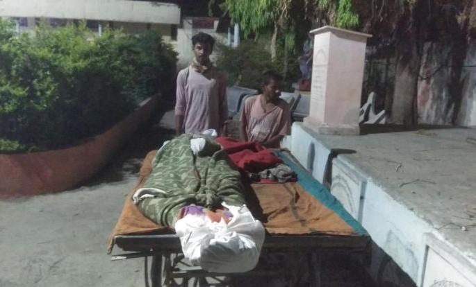 Humanity lost ..... Have to take handcart to carry deadbody | ओशाळली माणूसकी.....अंत्यसंस्कारासाठी हातगाडीवरून नेला मृतदेह!