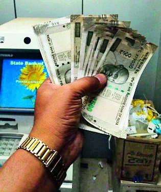 ATM drops, burns, notes | एटीएममध्ये फाटक्या, जळालेल्या नोटा ATM drops, burns, notes | एटीएममध्ये फाटक्या, जळालेल्या नोटा