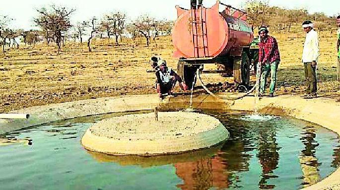 The humanity of the forest department; Water supply by tanker to quench the thirst of wildlife | वनविभागाची माणूसकी; वन्यप्राण्यांची तहान भागविण्यासाठी टँकरद्वारे पाणीपुरवठा