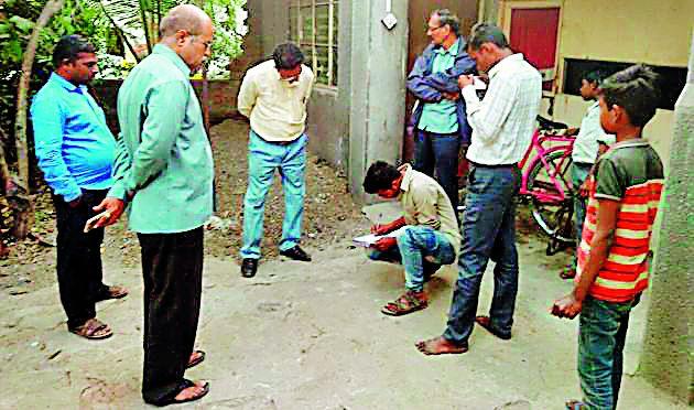 The grocery bring the hostel kids | वसतिगृहातील मुले आणतात किराणा