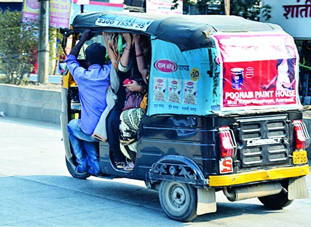 More than passenger traffic on the auto radar | क्षमतेपेक्षा जास्त प्रवासी नेणारे आॅटो रडारवर More than passenger traffic on the auto radar | क्षमतेपेक्षा जास्त प्रवासी नेणारे आॅटो रडारवर