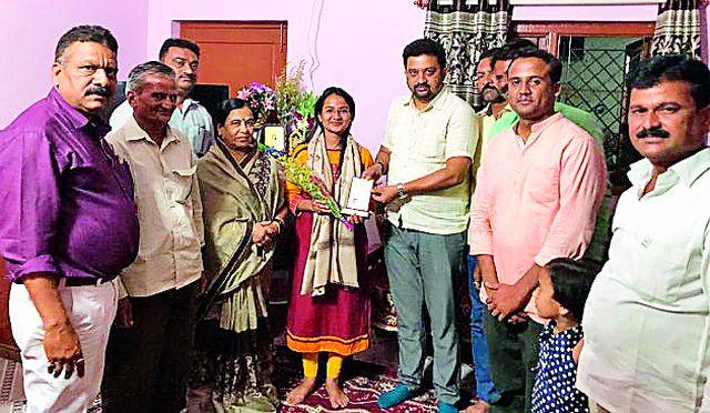 Poonam Thackeray's Teacher Mahasangh Gaurav Gaurav | पूनम ठाकरे यांचा शिक्षक महासंघातर्फे गौरव Poonam Thackeray's Teacher Mahasangh Gaurav Gaurav | पूनम ठाकरे यांचा शिक्षक महासंघातर्फे गौरव