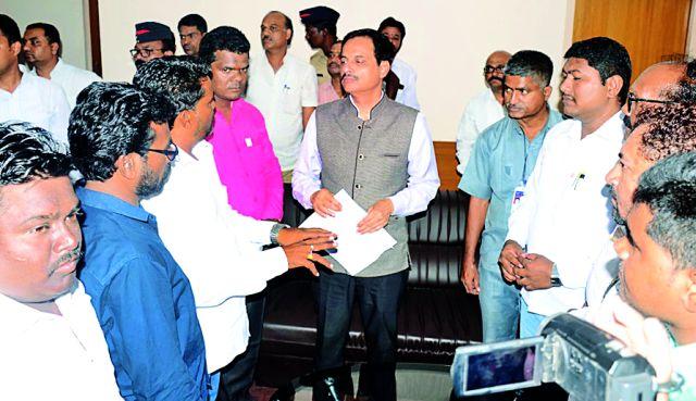 Adsul; Demand for suspension of PI Thackeray | अडसुळांचा निषेध; पीआय ठाकरेंच्या निलंबनाची मागणी Adsul; Demand for suspension of PI Thackeray | अडसुळांचा निषेध; पीआय ठाकरेंच्या निलंबनाची मागणी