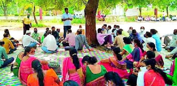 Indefinite closure of employees | कर्मचाऱ्यांचे बेमुदत बंद Indefinite closure of employees | कर्मचाऱ्यांचे बेमुदत बंद