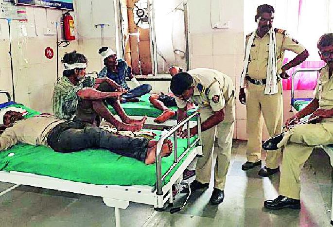 Ten laborers were injured in reverse of the miniature truck | मिनीट्रक उलटून दहा मजूर जखमी Ten laborers were injured in reverse of the miniature truck | मिनीट्रक उलटून दहा मजूर जखमी