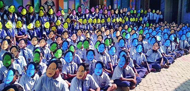 300 masks laid out on the birth anniversary of Dadasaheb | दादासाहेबांच्या जयंतीनिमित्त ३०० मुखवट्यांची मांडणी 300 masks laid out on the birth anniversary of Dadasaheb | दादासाहेबांच्या जयंतीनिमित्त ३०० मुखवट्यांची मांडणी