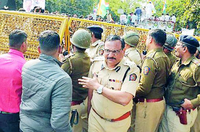 The ax of the outraged march maintained by the CP | सीपींनी सांभाळली आक्रोश मोर्चाची धुरा The ax of the outraged march maintained by the CP | सीपींनी सांभाळली आक्रोश मोर्चाची धुरा