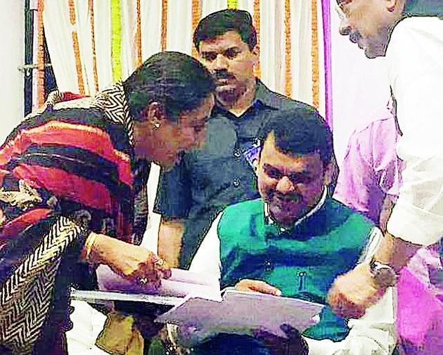 Appeal to the Chief Minister of MPs, MPs | आमदार, खासदारांच्या स्वाक्षरीचे मुख्यमंत्र्यांना निवेदन Appeal to the Chief Minister of MPs, MPs | आमदार, खासदारांच्या स्वाक्षरीचे मुख्यमंत्र्यांना निवेदन