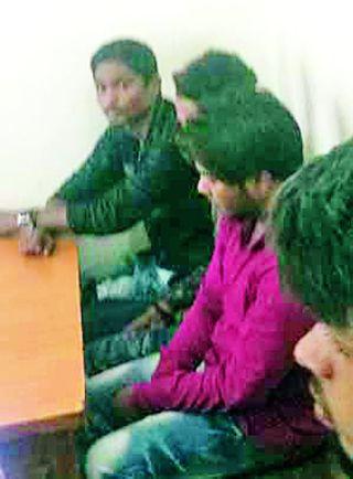 Crompton gifts to chocolate gifts to the girls | मुलींना चॉकलेट गिफ्ट करणे रोडरोमिओंना पडले महागात Crompton gifts to chocolate gifts to the girls | मुलींना चॉकलेट गिफ्ट करणे रोडरोमिओंना पडले महागात