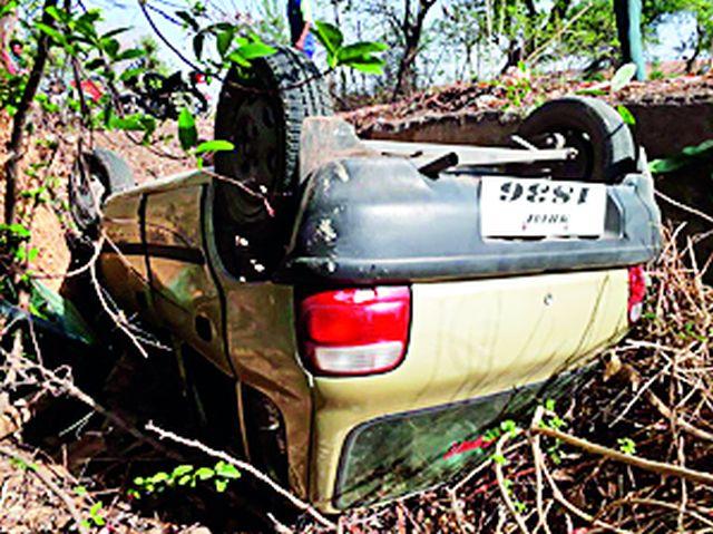 At the car, the car collapsed under the bridge | बोराळानजीक कार पुलाखाली कोसळली