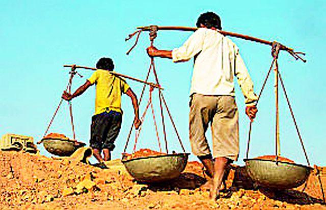 In the pocket of child labor law owners | बालमजुरी कायदा मालकांच्याच खिशात