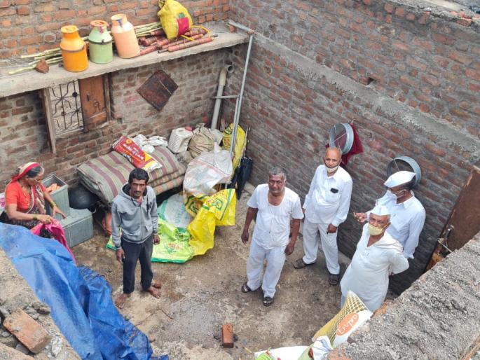 Falling of houses in Andarsul area | अंदरसूल परिसरात घरांची पडझड