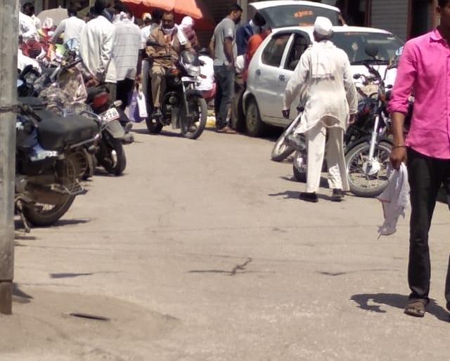 The fuss of physical distance to Andarsul | अंदरसूलला फिजिकल डिस्टन्सिंगचा फज्जा  The fuss of physical distance to Andarsul | अंदरसूलला फिजिकल डिस्टन्सिंगचा फज्जा