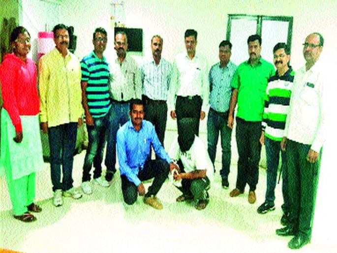 Due to the help of old people who have gone for withdrawal of ATM money, | ‘एटीएम’मध्ये पैसे काढण्यासाठी गेलेल्या वृद्धांना मदत करण्याच्या बहाण्याने गंडविणाºयास अटक