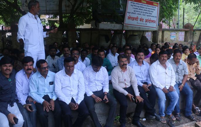 Due to the closing of the writ in Beed, the works of 'revenue' jam | बीडमध्ये लेखणी बंदमुळे ‘महसूल’ची कामे ठप्प