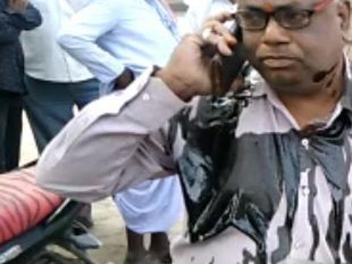 An extension officer who spoke abusively about the Chief Minister was blacked out | मुख्यमंत्र्यांबद्दल अपशब्द बोलणाऱ्या विस्तार अधिका-याला काळे फासले An extension officer who spoke abusively about the Chief Minister was blacked out | मुख्यमंत्र्यांबद्दल अपशब्द बोलणाऱ्या विस्तार अधिका-याला काळे फासले