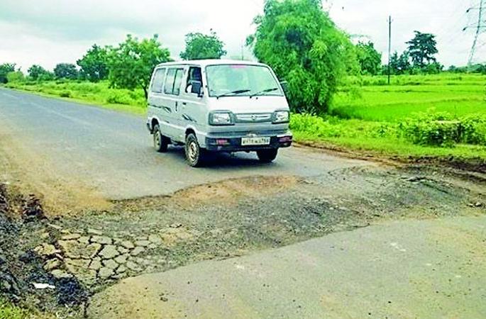 Eclipse potholes on muddy roads | करडीत रस्त्यांना खड्ड्यांचे ग्रहण
