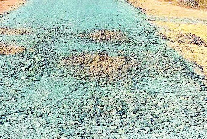 The work of the Chief Minister Village Road Scheme is diminished | मुख्यमंत्री ग्राम सडक योजनेचे काम निकृष्ट