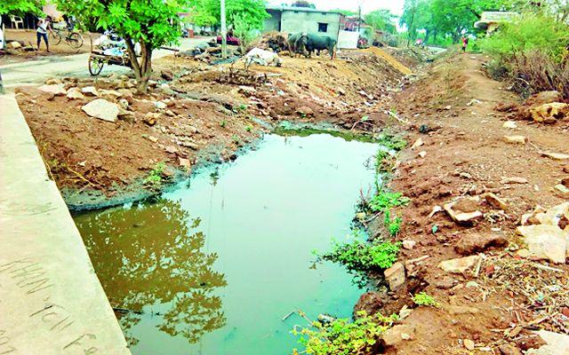 Wrecked canal | सांडपाण्यासाठी नहर फोडले