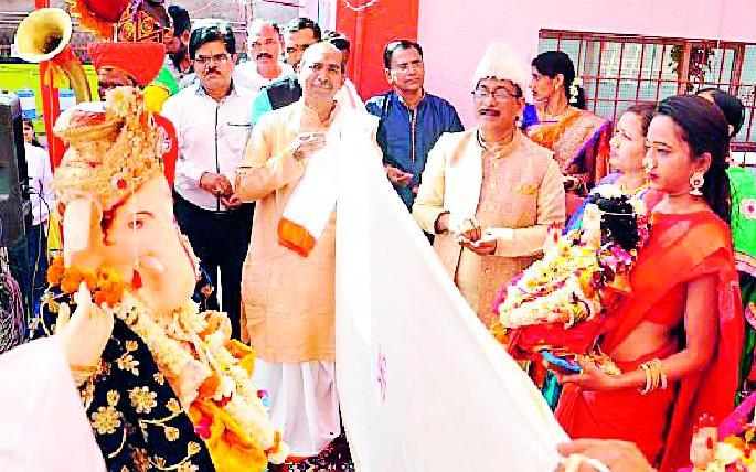 Gods married in Sanai Chowghada music by the Bhandarekars | सनई चौघड्यांच्या गजरात भंडारेकरांनी बांधली चक्क देवाचीच लगीन गाठ Gods married in Sanai Chowghada music by the Bhandarekars | सनई चौघड्यांच्या गजरात भंडारेकरांनी बांधली चक्क देवाचीच लगीन गाठ