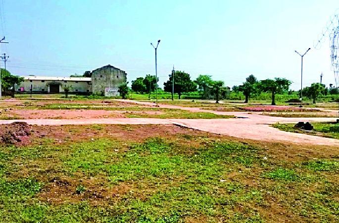 Construction of roads, market and school premises through 'Jal Water' | ‘जलयुक्त’ गाळातून रस्ते, बाजार व शाळा पटांगणाची निर्मिती