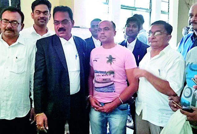 Finally Baria, the Shinde family got justice | अखेर बारिया, शिंदे कुटुंबीयांना मिळाला न्याय Finally Baria, the Shinde family got justice | अखेर बारिया, शिंदे कुटुंबीयांना मिळाला न्याय