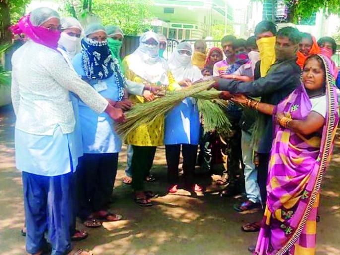 And the traditional vendors, the laborers, were in tears | अन् परप्रांतीय विक्रेते, मजुरांना अश्रू झाले अनावर And the traditional vendors, the laborers, were in tears | अन् परप्रांतीय विक्रेते, मजुरांना अश्रू झाले अनावर