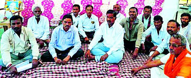 Start of fasting of Kanhalgaon residents | कान्हळगाववासीयांच्या उपोषणाला प्रारंभ Start of fasting of Kanhalgaon residents | कान्हळगाववासीयांच्या उपोषणाला प्रारंभ