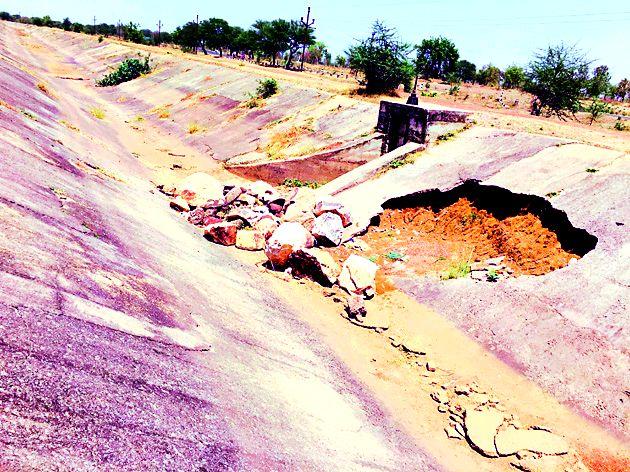 Bawanthadi project distributor distraction | बावनथडी प्रकल्पाच्या वितरिकेला भगदाड Bawanthadi project distributor distraction | बावनथडी प्रकल्पाच्या वितरिकेला भगदाड