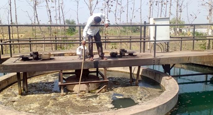 Gose's backwaters bring black-yellow water to the tap in Varthi in Bhandara district | गोसेच्या बॅकवाॅटरने भंडारा जिल्ह्यातील वरठीत नळाला येतेय काळे-पिवळे पाणी Gose's backwaters bring black-yellow water to the tap in Varthi in Bhandara district | गोसेच्या बॅकवाॅटरने भंडारा जिल्ह्यातील वरठीत नळाला येतेय काळे-पिवळे पाणी