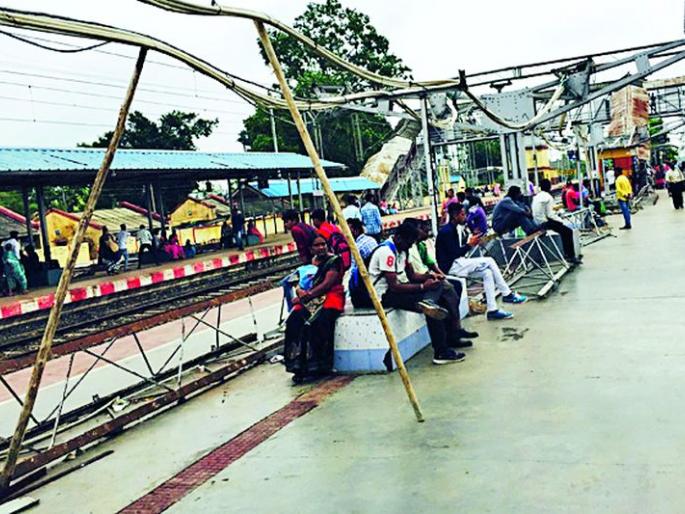 Rainy passengers need to wait for the train | पावसाने भिजत प्रवाशांना करावी लागते गाडीची प्रतीक्षा Rainy passengers need to wait for the train | पावसाने भिजत प्रवाशांना करावी लागते गाडीची प्रतीक्षा