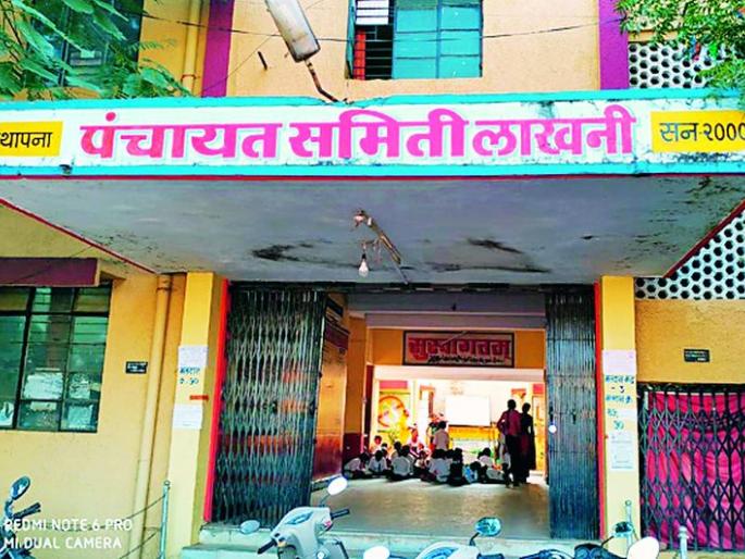 Students hit the panchayat committee | विद्यार्थी धडकले पंचायत समितीवर Students hit the panchayat committee | विद्यार्थी धडकले पंचायत समितीवर