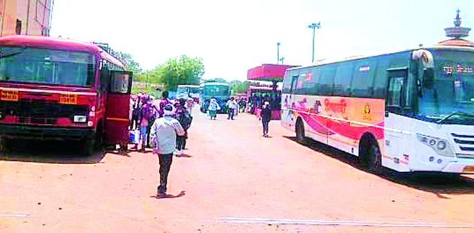 The potholes are full of bushes | बसस्थानकात खड्ड्यांची भरमार