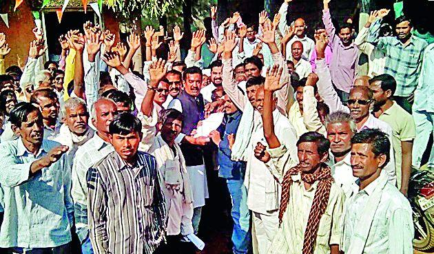 Factors of Milk Producer farmers in Sakoli | साकोलीत दुग्ध उत्पादक शेतकऱ्यांचे धरणे Factors of Milk Producer farmers in Sakoli | साकोलीत दुग्ध उत्पादक शेतकऱ्यांचे धरणे