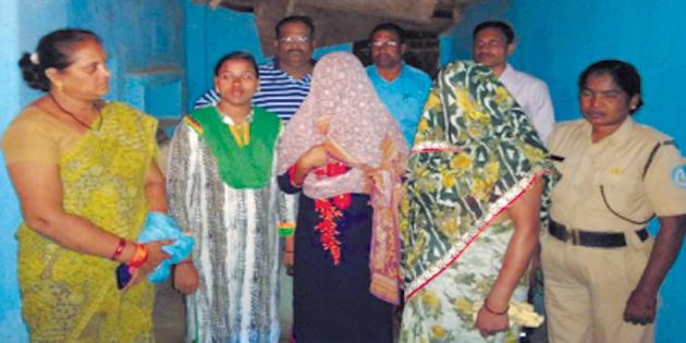 Police raid on the vandalism | कुंटणखान्यावर पोलिसांची धाड Police raid on the vandalism | कुंटणखान्यावर पोलिसांची धाड