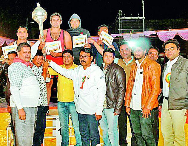 Rohtak's pahlawane conferred the honor | रोहतकच्या पहेलवानाने पटकाविली मानाची गदा Rohtak's pahlawane conferred the honor | रोहतकच्या पहेलवानाने पटकाविली मानाची गदा