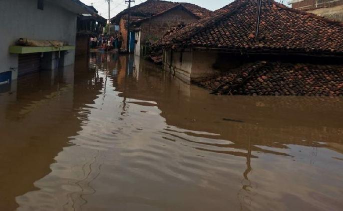Surrounding flood plagues in rural areas | चहूबाजूच्या पुराने ग्रामीण भागात हाहाकार Surrounding flood plagues in rural areas | चहूबाजूच्या पुराने ग्रामीण भागात हाहाकार
