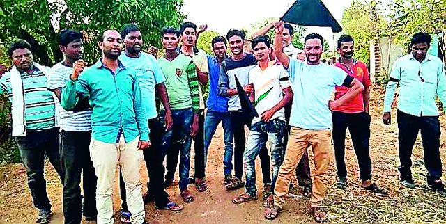 Voting made by young men with black ribbons at Tae | तई येथे काळ्या फिती लावून तरूणांनी केले मतदान Voting made by young men with black ribbons at Tae | तई येथे काळ्या फिती लावून तरूणांनी केले मतदान