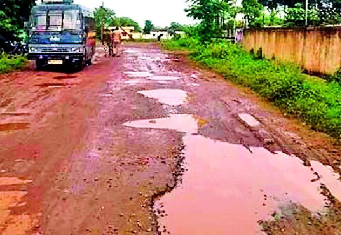Getting the potholes on the road started for the development of the gray | करडीच्या विकासाला लागले रस्त्यावरील खड्ड्यांचे ग्रहण Getting the potholes on the road started for the development of the gray | करडीच्या विकासाला लागले रस्त्यावरील खड्ड्यांचे ग्रहण