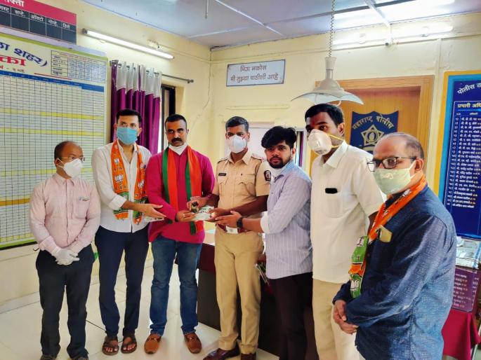 Distribution of masks and sanitizers to the police | पोलिसांना मास्क, सॅनिटायझरचे वाटप Distribution of masks and sanitizers to the police | पोलिसांना मास्क, सॅनिटायझरचे वाटप