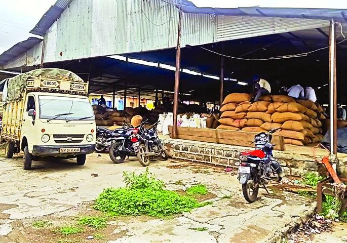 Administrator on six market committees in Buldana district | बुलडाणा जिल्ह्यातील सहा बाजार समित्यांवर प्रशासक Administrator on six market committees in Buldana district | बुलडाणा जिल्ह्यातील सहा बाजार समित्यांवर प्रशासक
