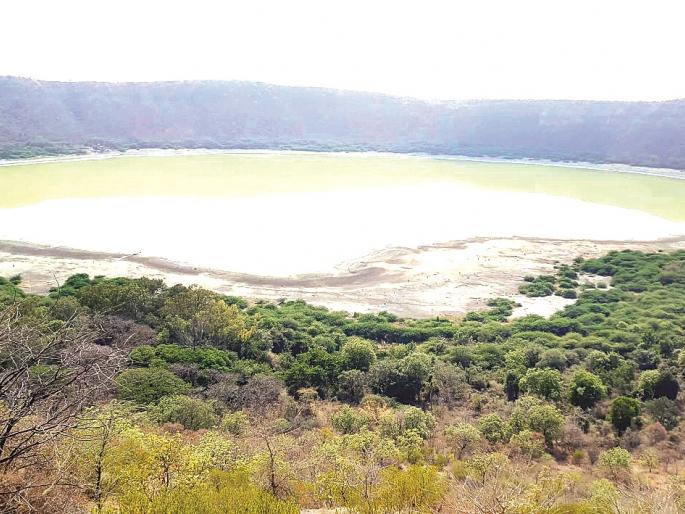 Decrease in number of tourists visiting Lonar lake | लोणार सरोवराला भेट देणाऱ्या पर्यटकांच्या संख्येत घट Decrease in number of tourists visiting Lonar lake | लोणार सरोवराला भेट देणाऱ्या पर्यटकांच्या संख्येत घट