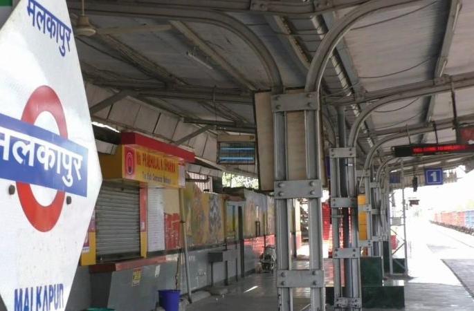 The wait for the train journey for the commons is still on | सामान्यांसाठी रेल्वे प्रवासाची प्रतीक्षा अद्यापही कायम The wait for the train journey for the commons is still on | सामान्यांसाठी रेल्वे प्रवासाची प्रतीक्षा अद्यापही कायम
