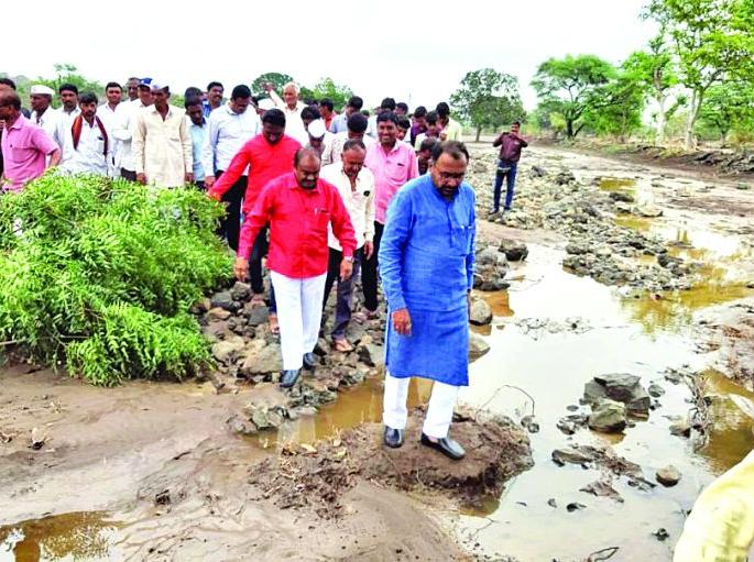 Prataprao Jadhav will help the victims: | नुकसानग्रस्तांना मदत मिळवून देणार- प्रतापराव जाधव Prataprao Jadhav will help the victims: | नुकसानग्रस्तांना मदत मिळवून देणार- प्रतापराव जाधव