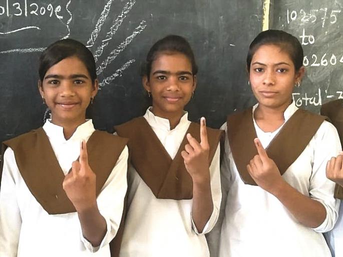'Voters should be awake, become the string of democracy!' | ‘मतदार राजा जागा हो, लोकशाहीचा धागा हो!’ 'Voters should be awake, become the string of democracy!' | ‘मतदार राजा जागा हो, लोकशाहीचा धागा हो!’