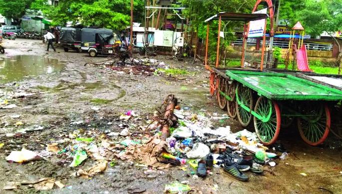 Buldhana city threatens health of citizens due to dirt | बुलडाणा शहरात घाणीमुळे नागरिकांचे आरोग्य धोक्यात Buldhana city threatens health of citizens due to dirt | बुलडाणा शहरात घाणीमुळे नागरिकांचे आरोग्य धोक्यात