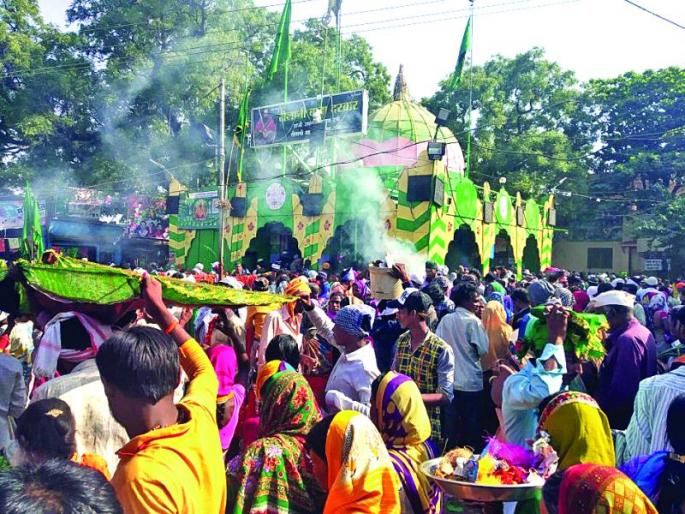 Tourist mass of visitors at Sailani piligrimage at Sailani | सैलानीत उसळला भाविकांचा जनसागर Tourist mass of visitors at Sailani piligrimage at Sailani | सैलानीत उसळला भाविकांचा जनसागर