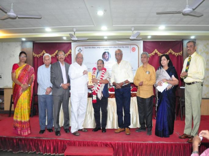 "Which writer directly questions the government for freedom of expression?" | "अभिव्यक्ती स्वातंत्र्यासाठी कोणता साहित्यिक सरकारला थेट प्रश्न विचारतो?" "Which writer directly questions the government for freedom of expression?" | "अभिव्यक्ती स्वातंत्र्यासाठी कोणता साहित्यिक सरकारला थेट प्रश्न विचारतो?"